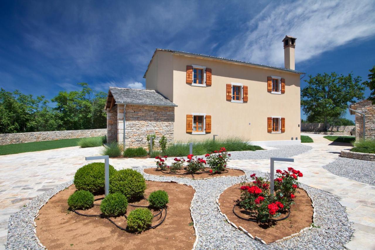 Villa Poropati, Groznjan, Istria - Luxury Countryside Estate For Up To 19 Persons - Large Pool Of 80M2 With Kids Section Exterior foto