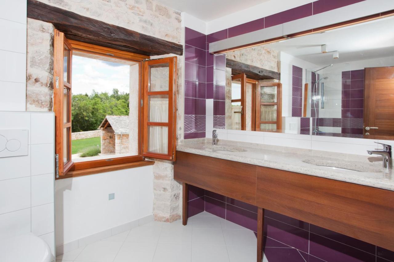 Villa Poropati, Groznjan, Istria - Luxury Countryside Estate For Up To 19 Persons - Large Pool Of 80M2 With Kids Section Exterior foto